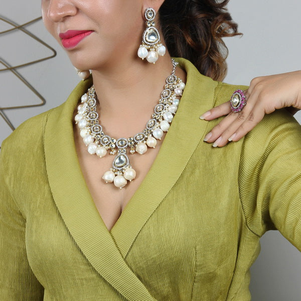 Panini Necklace in Natural Pearls