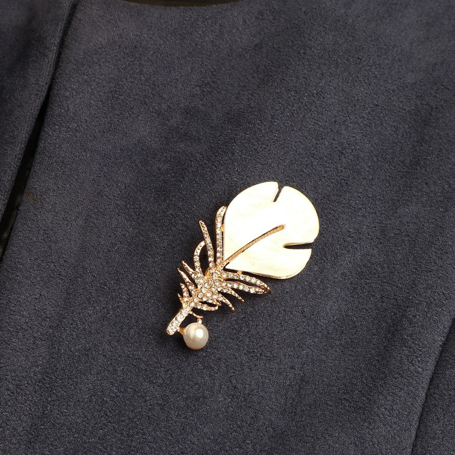 MOP Feather with White Polki Stud