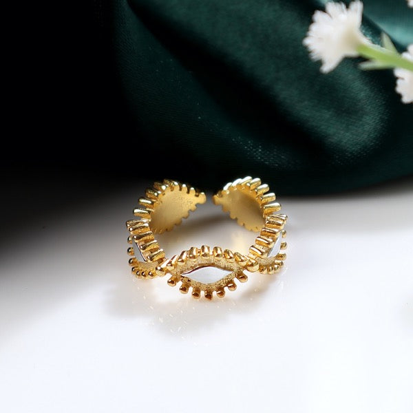 Criss Cross Ring in Gold